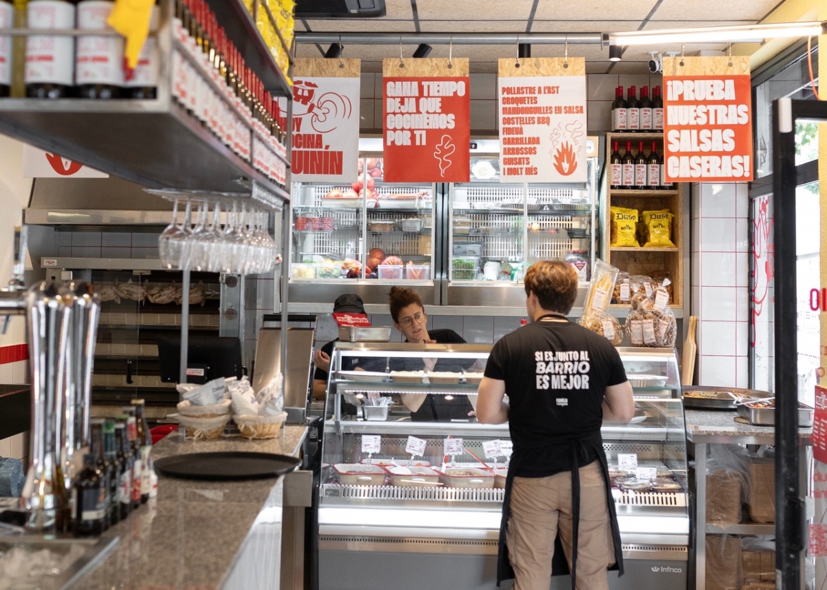 Pollos Quinín abre en Reino de València su tercer local, ahora también con bar y almuerzos