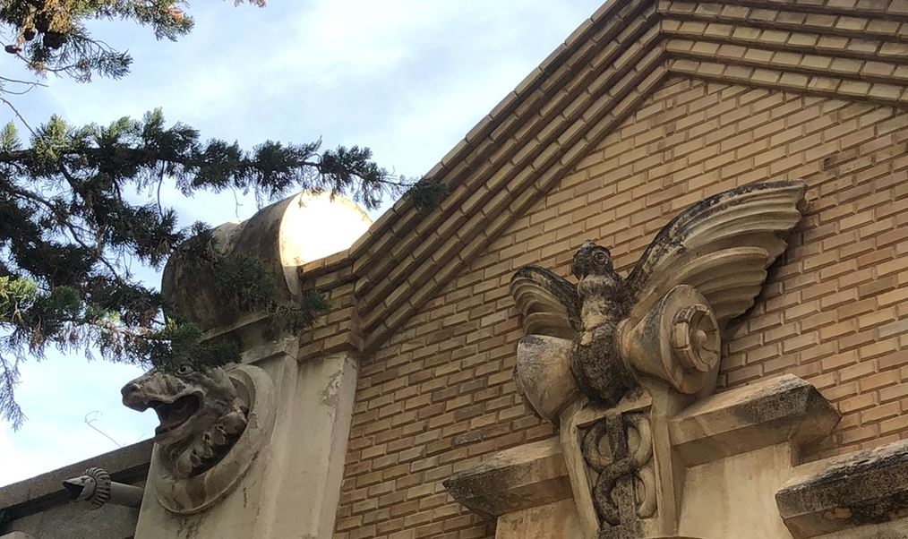 Los seres fantásticos que habitan en el Cementerio de Murcia: simbología de las gárgolas