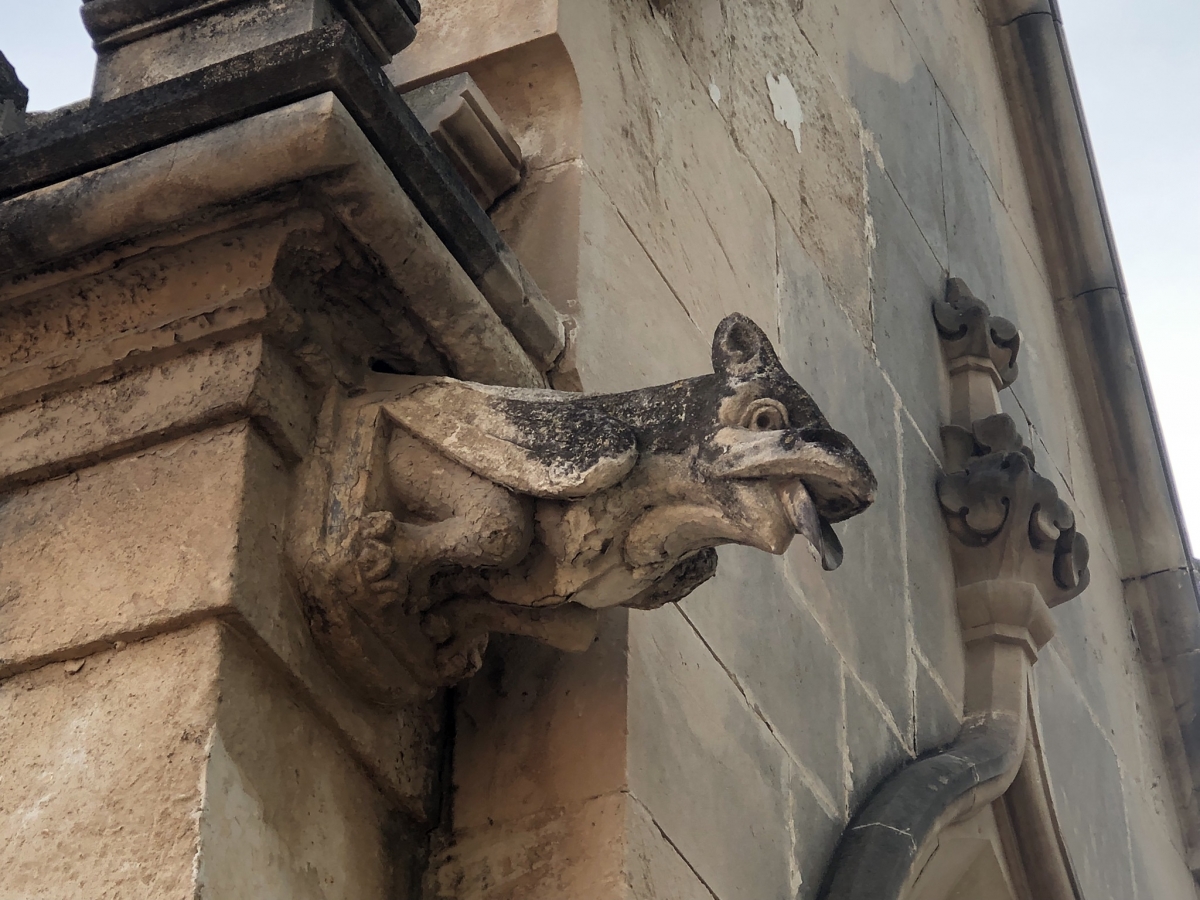 Grifo en el panteón Familia Gascón