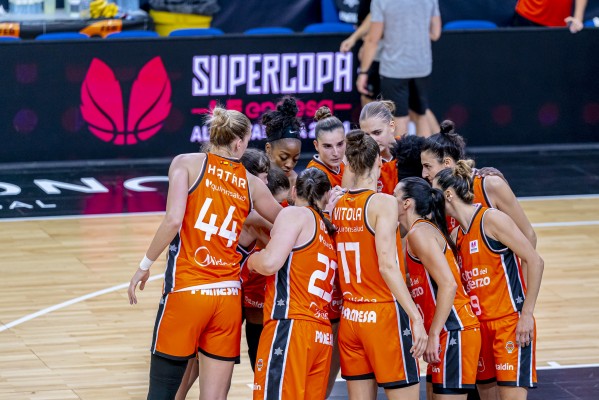 El Valencia Basket, que levanta su tercera Supercopa, enlaza cinco títulos nacionales