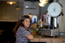 Victoria es zapatera, hostelera y mucho más