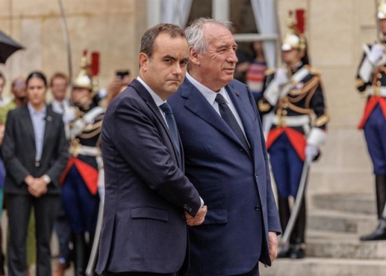 Francia en la encrucijada: crisis política, desequilibrios fiscales y riesgos para la Eurozona
