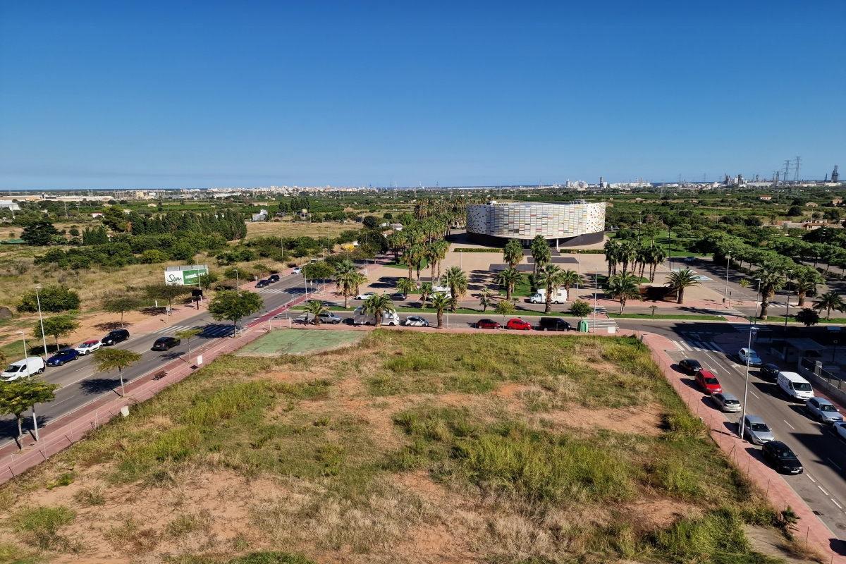 La construcción completará la pastilla de viviendas situada frente al Palau de la Festa. - Foto: Antonio Pradas La construcción completará la pastilla de viviendas situada frente al Palau de la Festa.