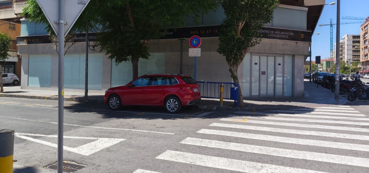 La oficina bancaria del Santander del barrio de Benalúa, en Alicante, tras su cierre.
