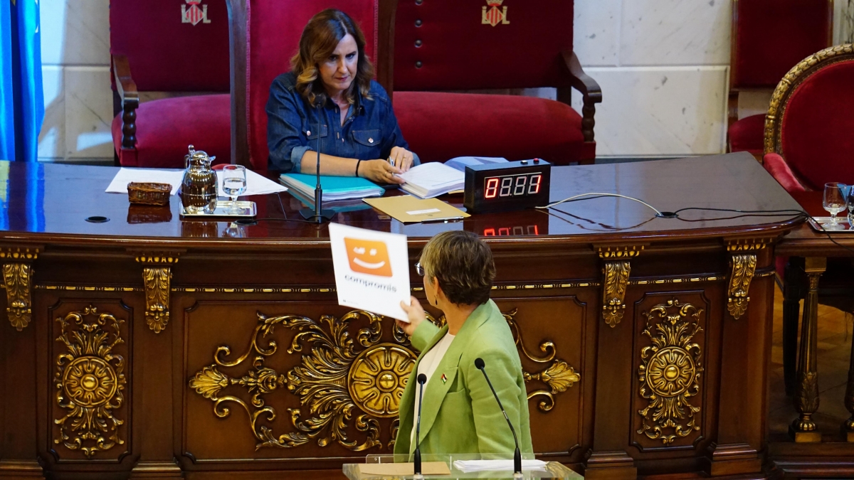 Papi Robles entregando propuestas de los vecinos a Catalá. - Foto: AYUNTAMIENTO DE VALÈNCIA Papi Robles entregando propuestas de los vecinos a Catalá.