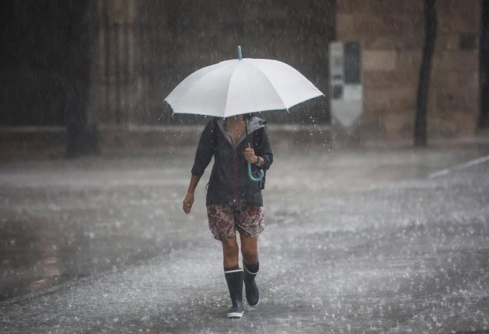Archivo - Una persona camina con un paraguas bajo la lluvia, a 15 de septiembre de 2023, en València, Comunidad Valenciana (España). - 