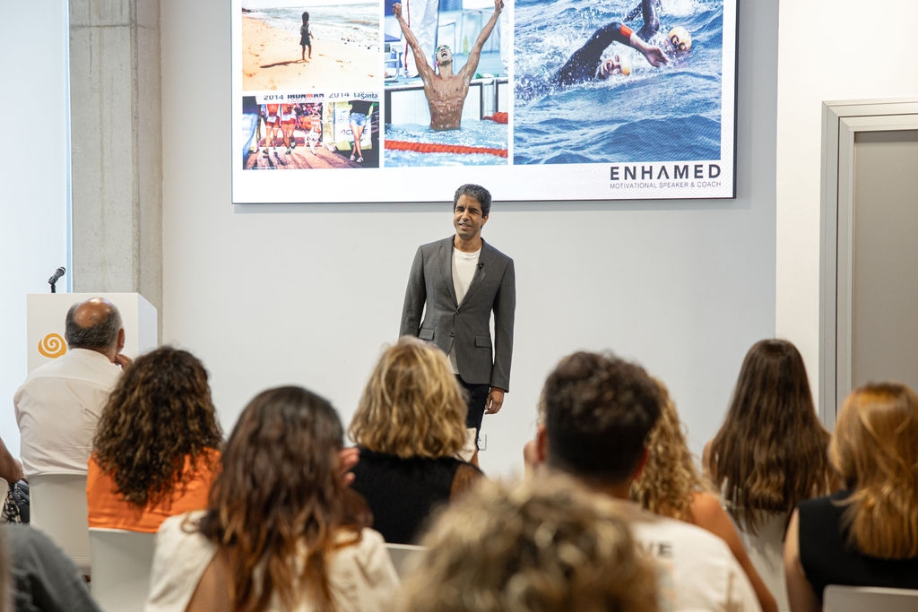 El acto contó con la charla de Enhamed, medallista paralímpico español de natación y psicólogo.