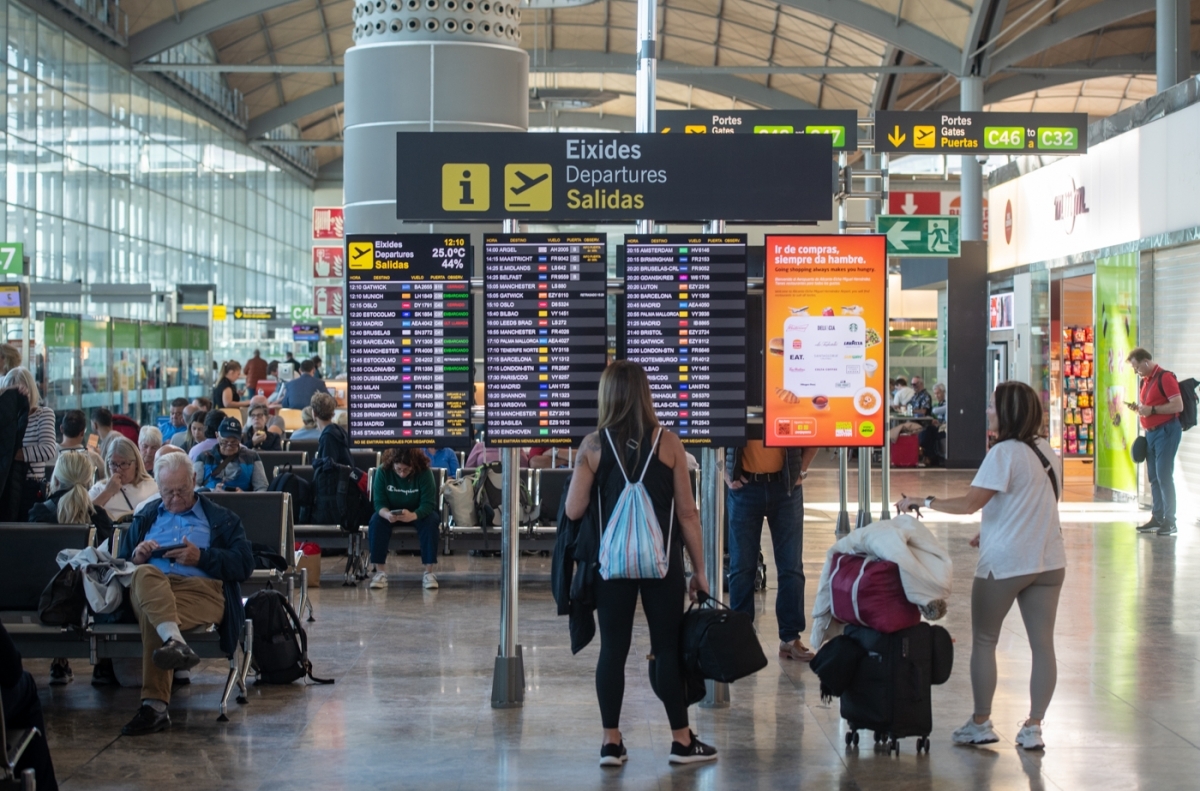 El aeropuerto de Alicante-Elche también supera los 2 millones de viajeros en agosto y suma ya 13,4