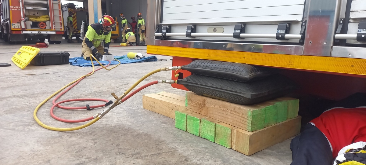 Cartagena refuerza a sus bomberos con tecnología para levantar toneladas en segundos