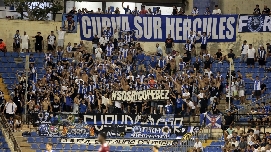 Los aficionados del Hércules CF entonan el "SOS Rico Pérez"