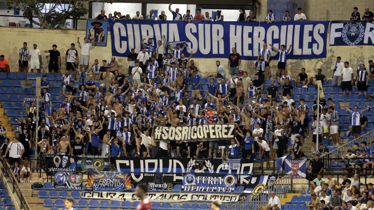 La afición del Hércules CF muestra pancartas de #SOSRicoPérez - Foto: PLAZA La afición del Hércules CF muestra pancartas de #SOSRicoPérez