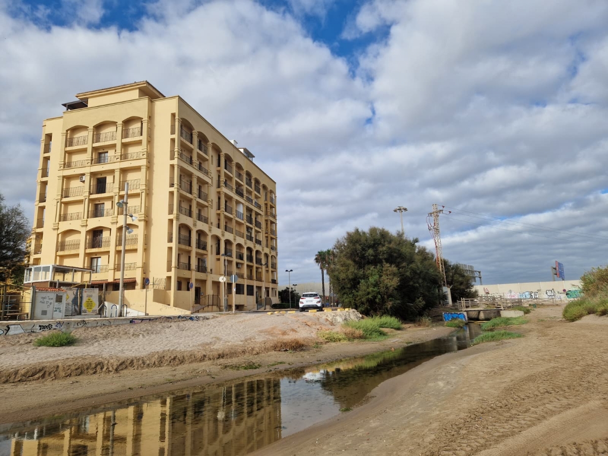 La acequia de Sant Vicent en Alboraya se somete a análisis por los problemas de contaminación este verano