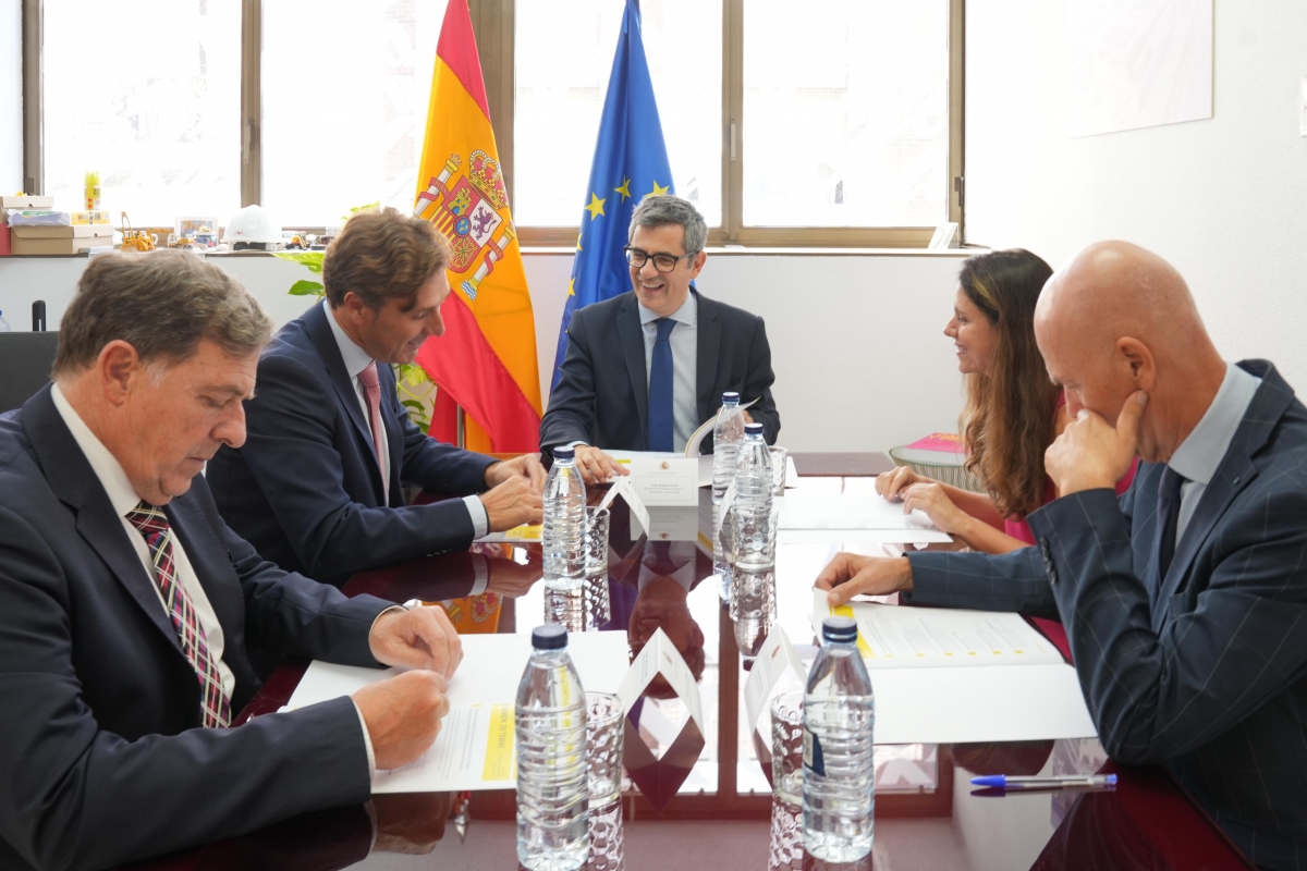 El presidente del TSJ, el presidente de la Audiencia, el secretario de Gobierno, con el ministro y la jefa de gabinete. - Foto: TSJ El presidente del TSJ, el presidente de la Audiencia, el secretario de Gobierno, con el ministro y la jefa de gabinete.
