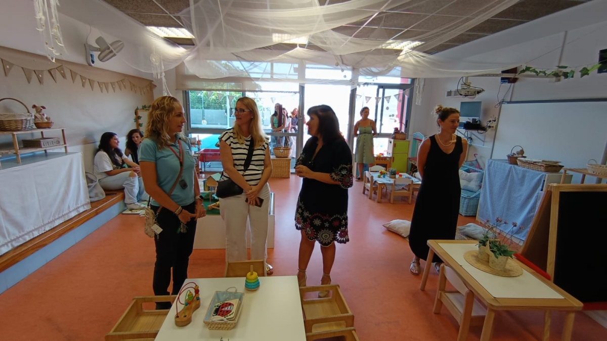 La edil de Educación de Alicante, Mari Carmen de España, en una visita al CEIP Benalúa. - 