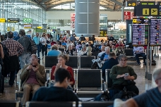 Británicos y alemanes dan otro estirón en el Miguel Hernández; el turista nacional vuelve a la pre-covid