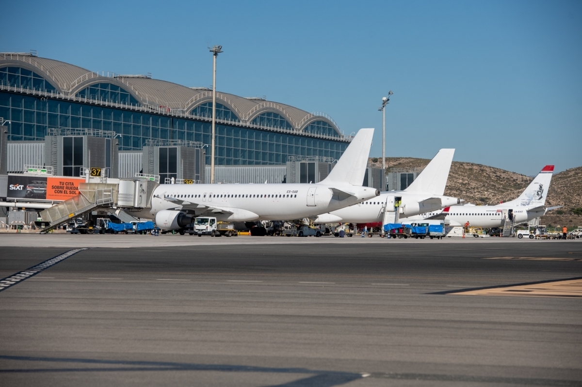 Aviones estacionados junto a la terminal del aeródromo provincial. - Foto: RAFA MOLINA Aviones estacionados junto a la terminal del aeródromo provincial.