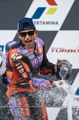 Jorge Martín domina y gana la carrera de MotoGP en Indonesia con Acosta en segunda posición 