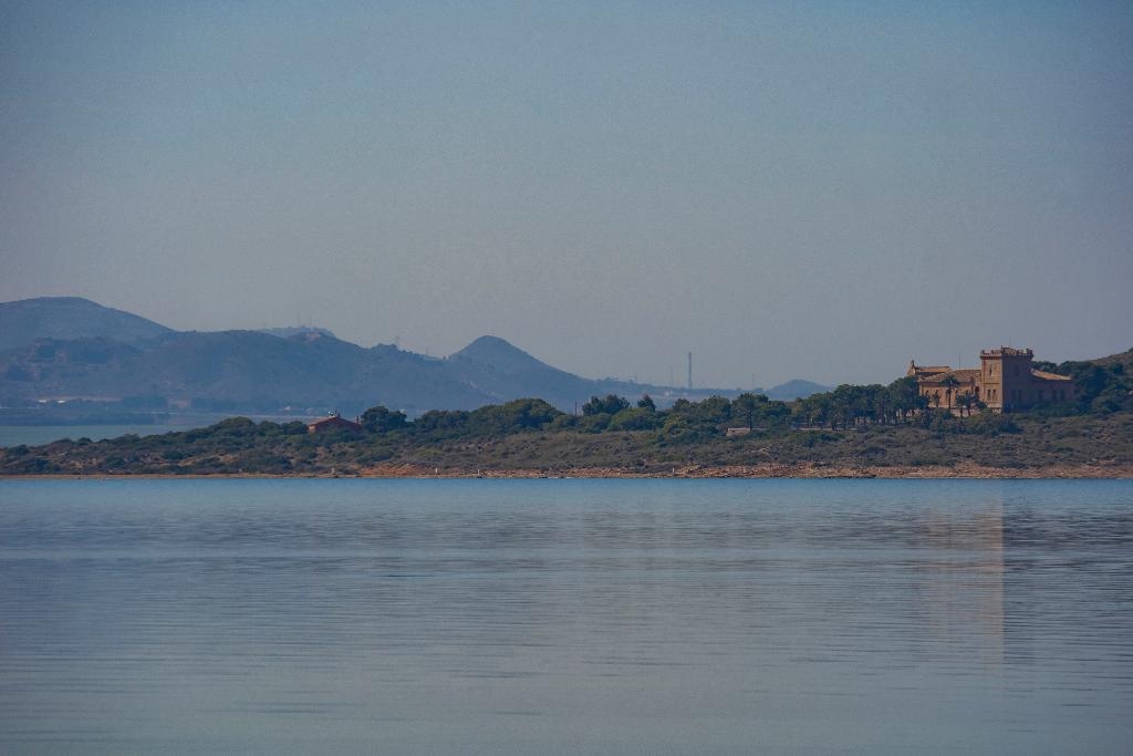Las cinco islas volcánicas que puedes encontrar navegando por el Mar Menor