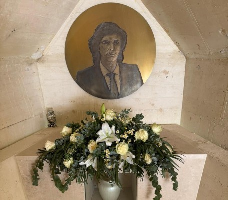 Las cenizas de Camilo Sesto ya descansan en su mausoleo en el cementerio de Alcoy