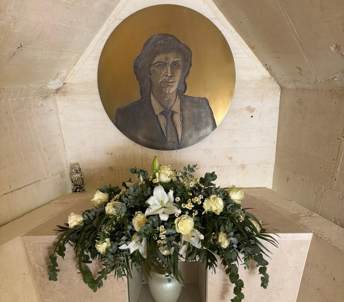 Las cenizas de Camilo Sesto ya descansan en su mausoleo en el cementerio de Alcoy