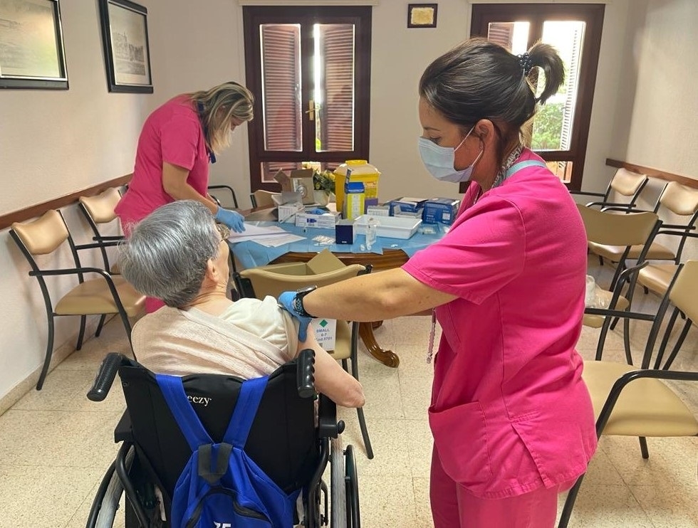 La Generalitat iniciará el 1 de octubre la campaña de vacunación frente a virus respiratorios en colectivos vulnerables