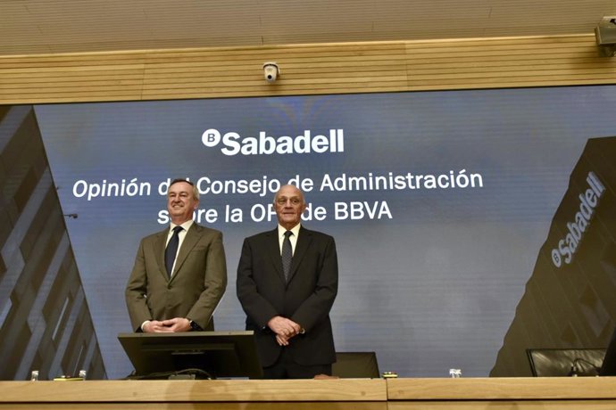 El presidente de Banco Sabadell, Josep Oliu, y el consejero delegado, César González-Bueno, en rueda de prensa - El presidente de Banco Sabadell, Josep Oliu, y el consejero delegado, César González-Bueno, en rueda de prensa