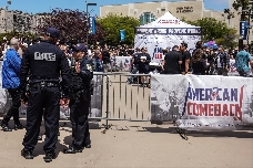 Con la sangre de patriotas y tiranos 