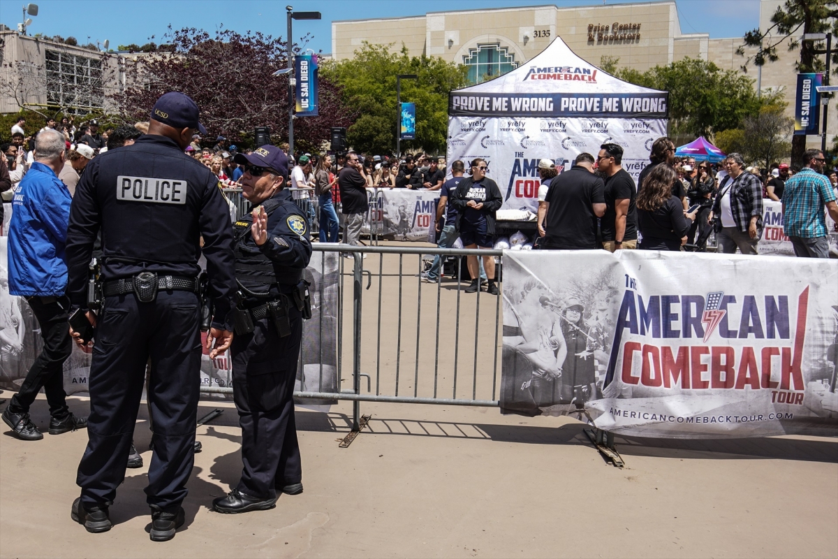 Con la sangre de patriotas y tiranos 