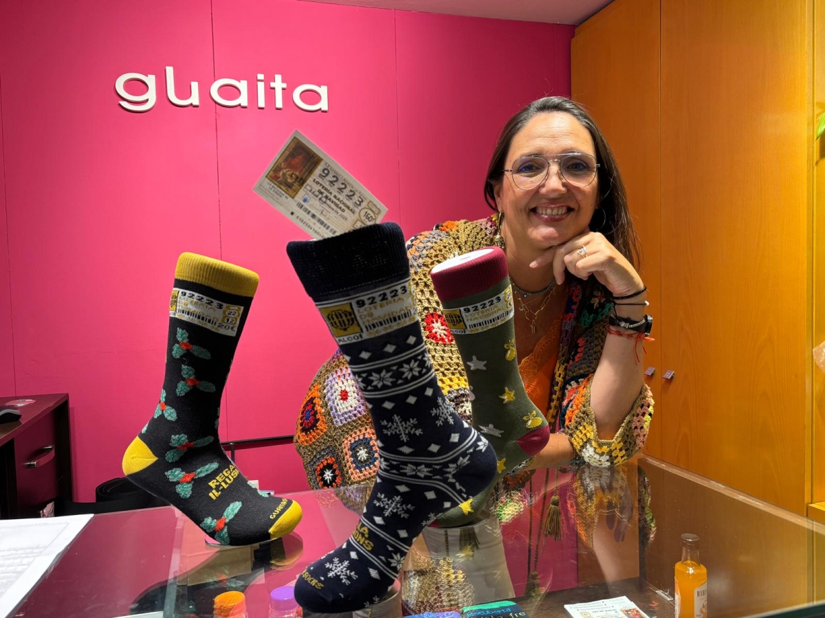 Primero emprendió para vestir los pies de alcoyanía y ahora los llena de ilusión a la espera de repartir 'El Gordo'