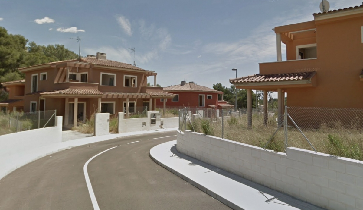 El PSPV de Godelleta denuncia que los chalets inacabados de Calicanto se construyen con una licencia caducada desde 2010