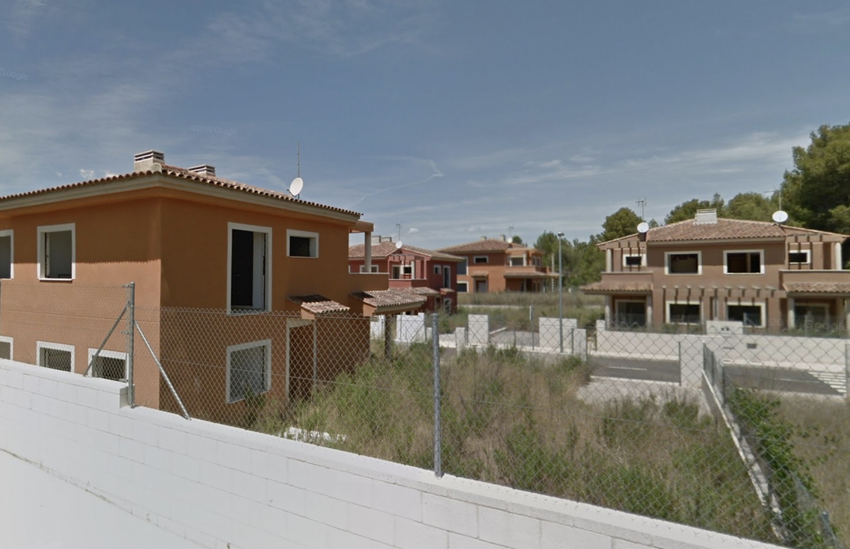 Viviendas a medio construir en la urbanización.