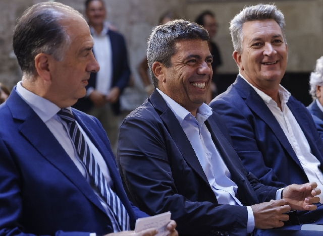 Mazón desvía la atención anunciando la remodelación del Consell a dos meses vista