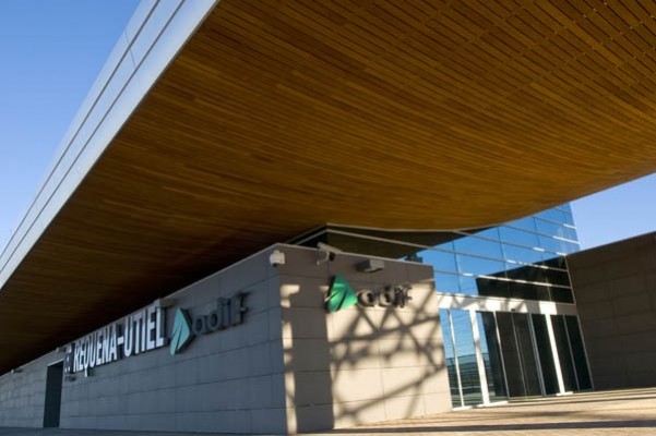 El Ayuntamiento de Requena rechaza que Adif cobre el aparcamiento del AVE y pide su retirada inmediata