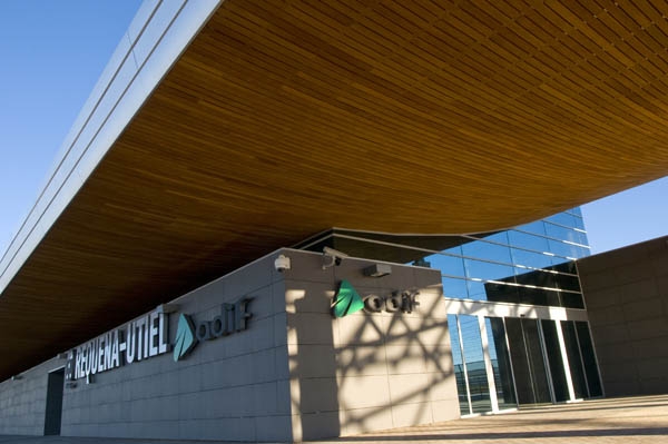 El Ayuntamiento de Requena rechaza que Adif cobre el aparcamiento del AVE y pide su retirada inmediata