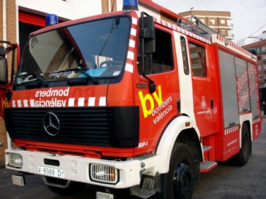 Piden permanecer en domicilios y cerrar ventanas en el entorno del incendio de Albuixech