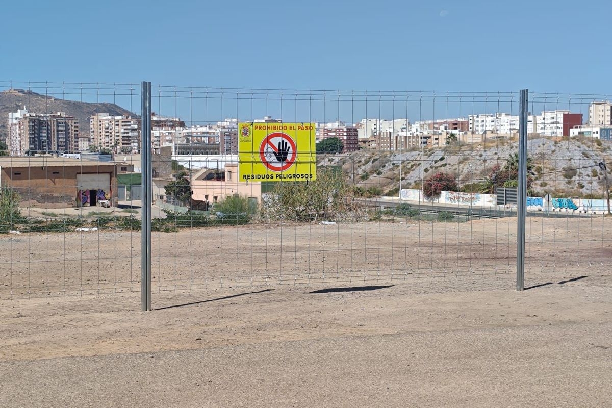 Señalizado por tercera vez el vallado (las otras dos fue robado) del controvertido solar de Los Mateos que albergará viviendas protegidas