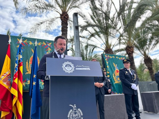 Ruz anuncia el primer plan director para la Policía Local de Elche para armas y material