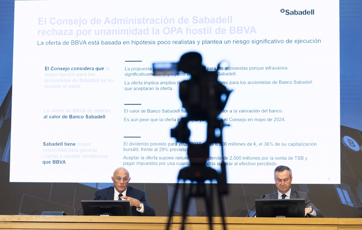 El presidente y el consejero delegado de Banco Sabadell exponen la recomendación por parte del Consejo por la opa. - Foto: PLAZA El presidente y el consejero delegado de Banco Sabadell exponen la recomendación por parte del Consejo por la opa.