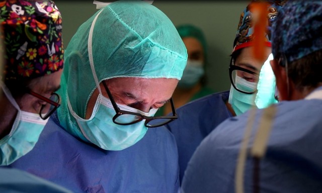Cirujanos de La Fe salvan las piernas a paciente con cáncer pélvico mediante una técnica innovadora