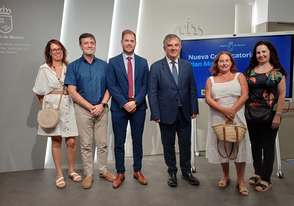 l consejero de Medio Ambiente, Juan María Vázquez, con parte del equipo de la Dirección General de Industria Energía. - Foto: CARM l consejero de Medio Ambiente, Juan María Vázquez, con parte del equipo de la Dirección General de Industria Energía.
