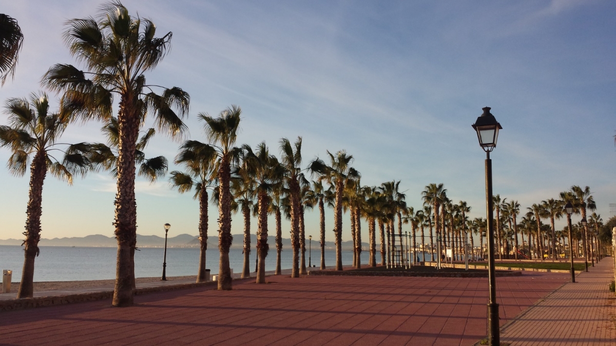 Los Alcázares ya prepara la remodelación del paseo marítimo con un carril bici
