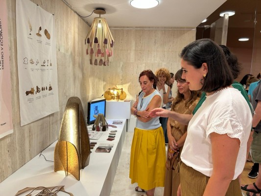 El MACA y la EASDA inauguran la exposición 'Renacer de la piel' sobre diseño y economía circular