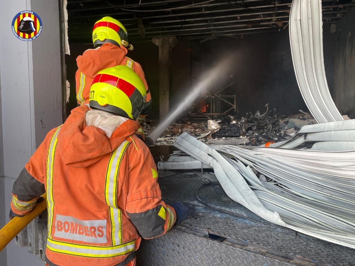 Controlado el incendio industrial en una nave de automoción de Albuixech