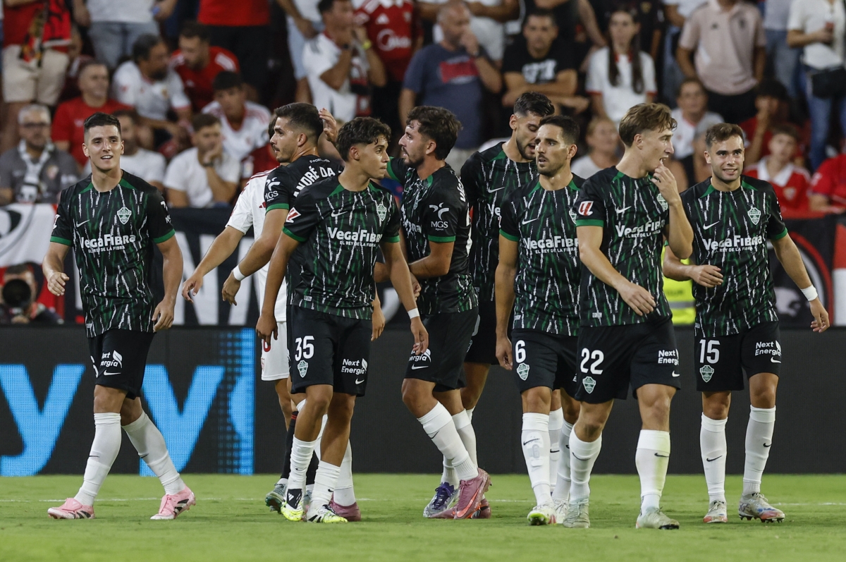 Los jugadores del Elche celebran el gol de André Da Silva ante el Sevilla FC - Foto: PLAZA
