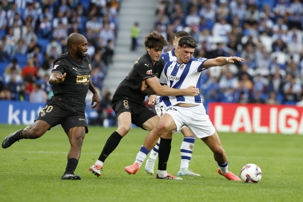 Foulquier alcanza los cien partidos en Primera con el Valencia
