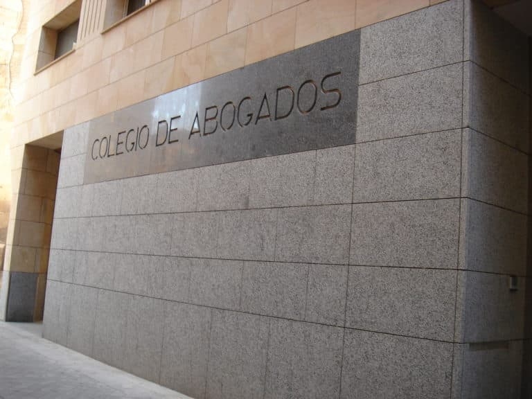 Fachada del Colegio de Abogados de Elche. - Foto: PLAZA