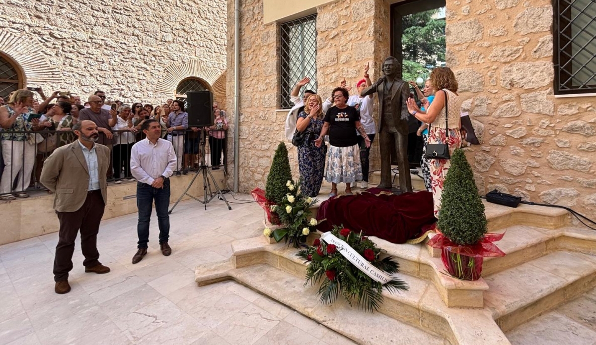 La escultura de Camilo Sesto pagada por sus fans ya preside el patio del futuro museo del artista en Alcoy 