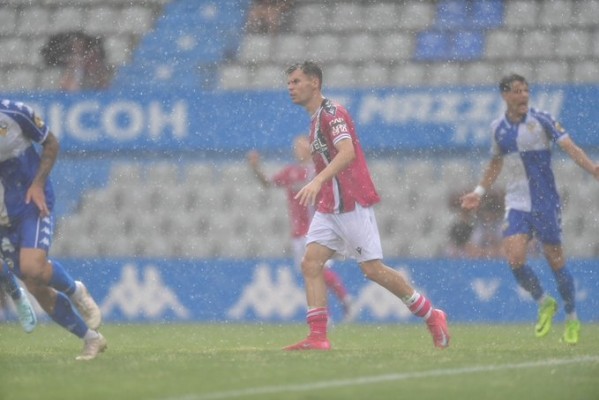 Suspendido el Sabadell-Efesé por la lluvia sin goles aún en la primera parte en la Nova Creu Alta