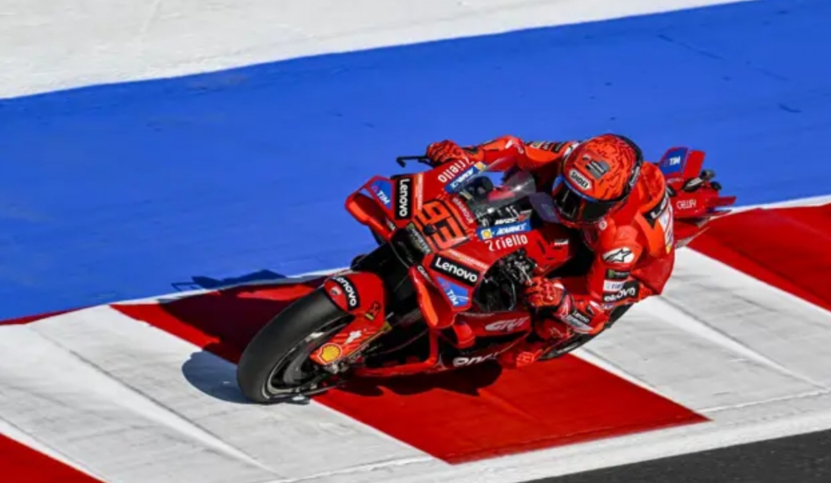 Marc Márquez se va al suelo y Bezzecchi recoge el testigo en la esprint