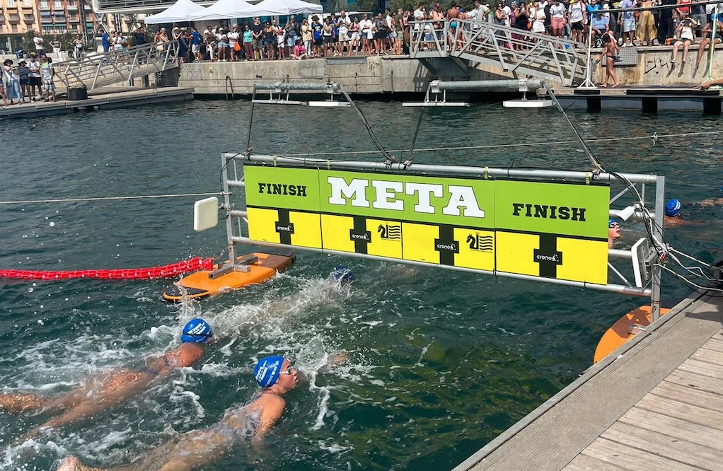 Miguel Bou y Ariadna Mora, campeones absolutos de la travesía a nado al Puerto de Valencia